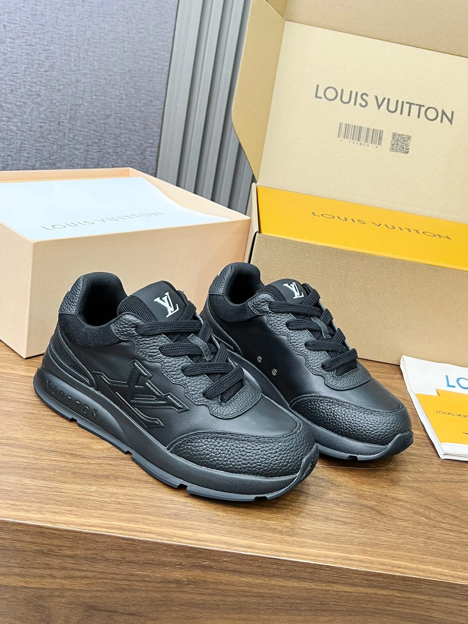 👟👟Ex-factory price 640👟👟 Men's size +10 LV Louis Vuitton L Jialu brand thick-soled casual couple's sneakers🔥🔥🔥 Made of smooth cow leather and elegant design, can be easily integrated into various styles. The eye-catching LV letters are marked on the side of the shoe, and the lightweight rubber outsole is embellished with the Vuitton logo ▪️ Sole thickness: 4CM. The counter specializes in the latest casual shoes and new hard goods 🆕 ❥Purchase level! Full of high-end feel! A popular model among bloggers at home and abroad, it’s retro and fashionable and looks amazing on your feet! Wear a lot of happiness! The official website’s main recommendation★ ▪️Upper: Original custom-made imported calfskin fabric ▪️Inner lining: breathable gauze imported from Italy ▪️Outsole: rubber foam ➕tpu high-end outsole ▪️Shoe size: women’s 35-41, (women’s 41 is custom-made). Men's clothing 39-46 (45-46 customized).